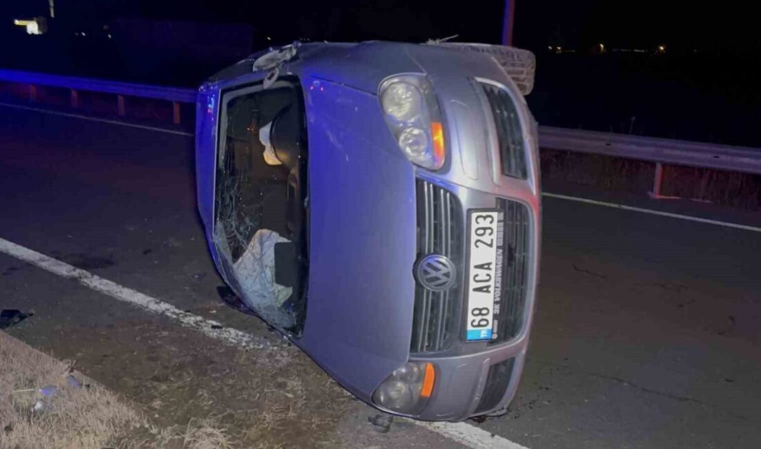 Aksaray’da meydana gelen trafik kazasında otomobil devrildi, 2 kişi yaralandı.