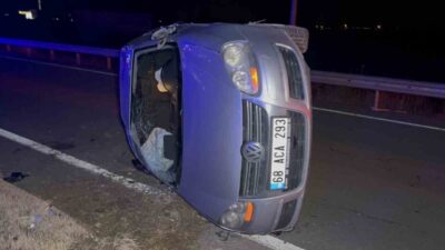 Aksaray’da meydana gelen trafik kazasında otomobil devrildi, 2 kişi yaralandı.