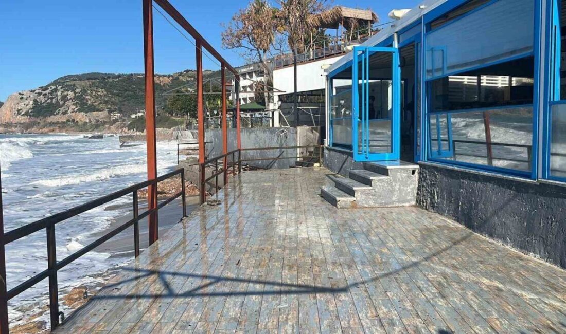 Alanya ilçesindeki bir balık lokantası, dalgaların yükselmesi sonucu su altında