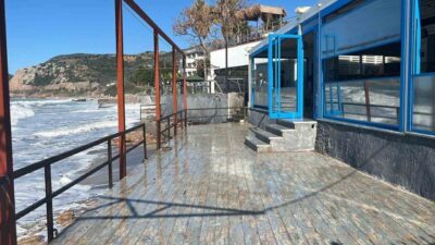 Alanya ilçesindeki bir balık lokantası, dalgaların yükselmesi sonucu su altında