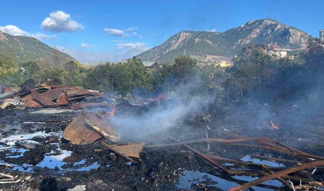 Alanya ilçesinde bulunan bir depoda klima ve kuluçka makinelerinin olduğu