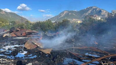 Alanya ilçesinde bulunan bir depoda klima ve kuluçka makinelerinin olduğu