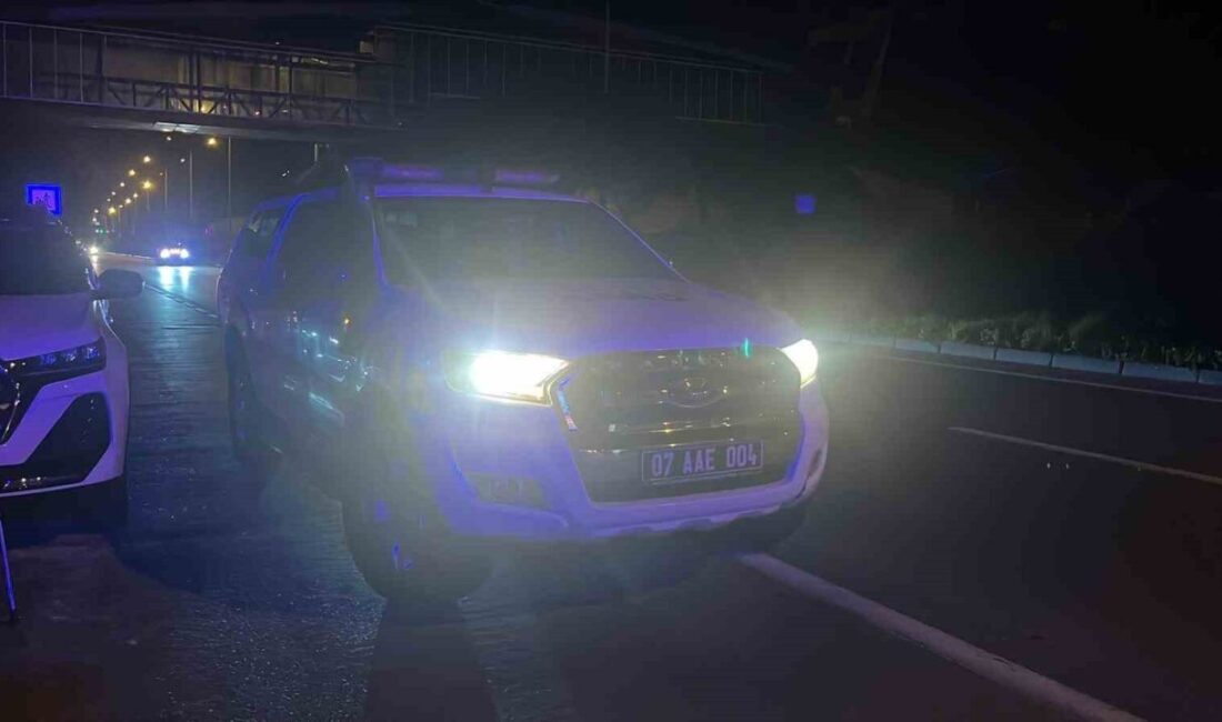 Alanya ilçesinde, yaklaşık 3 metrelik kayalıklardan düşen bir kişi, itfaiye