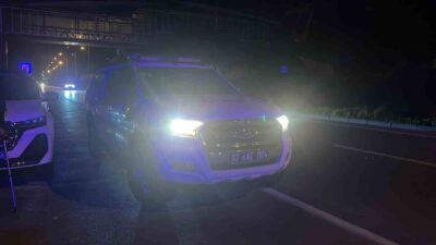 Alanya ilçesinde, yaklaşık 3 metrelik kayalıklardan düşen bir kişi, itfaiye