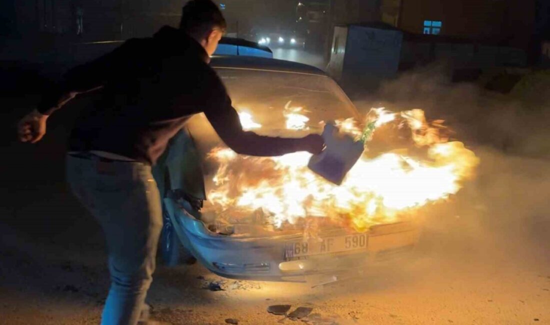 Aksaray’da yaşanan olayda bir otomobil, motor kısmından çıkan yangın sonucu