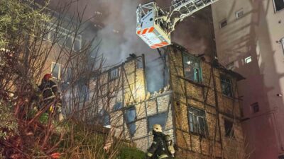 Kocaeli’nin İzmit ilçesinde, Kadıköy Mahallesi’nde bulunan 2 katlı ahşap bir
