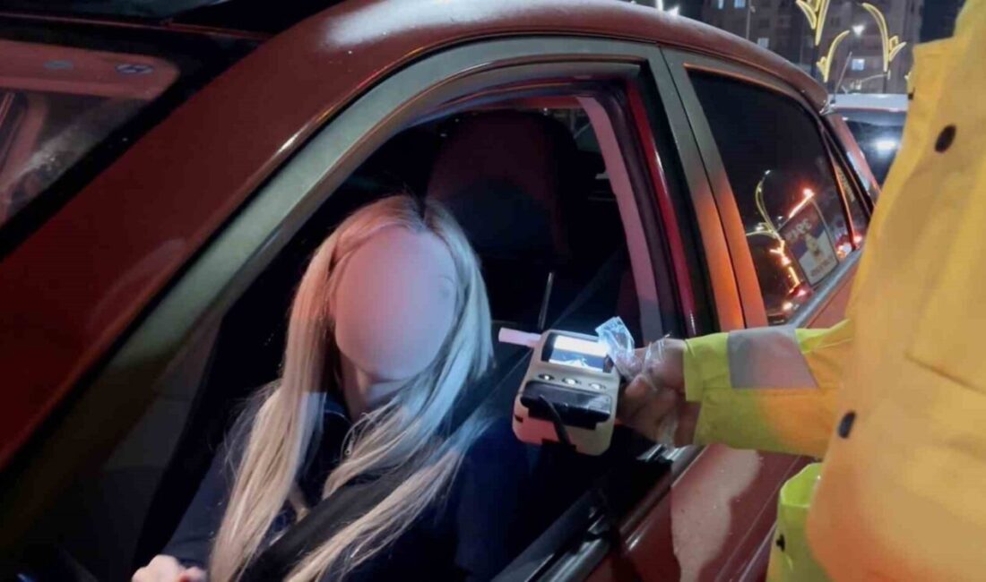 Aksaray’da gece saatlerinde Taşpazar Mahallesi Ebulfez Elçibey Caddesi’nde alkollü araç