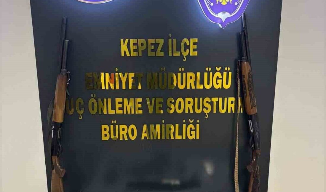 Antalya’nın Kepez ilçesinde, çeşitli silahlar ve uyuşturucu maddeler bulundu, 5