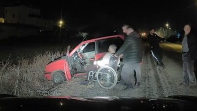 Aksaray’da bir engelli sürücü, direksiyon kontrolünü kaybederek aracının şarampole düşmesi