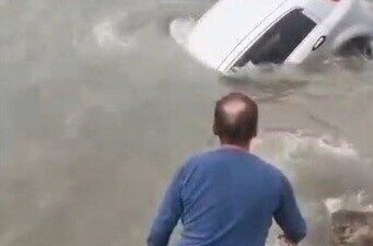 Mersin’in Silifke ilçesinde bir araç denize düştükten sonra Sahil Güvenlik