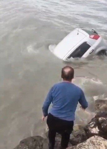 Mersin’in Silifke ilçesinde bir araç denize düştükten sonra Sahil Güvenlik