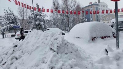 Ardahan ilinde şiddetli kar yağışı olumsuz etkiler yaratmakta. Bugün, kentteki