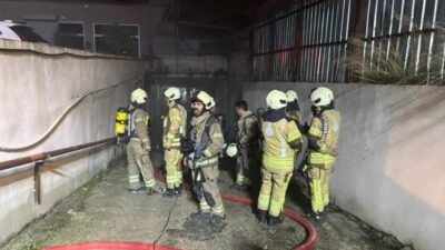 Avcılar ilçesinde bir tekstil atölyesine ait depoda gece saatlerinde dumanlar