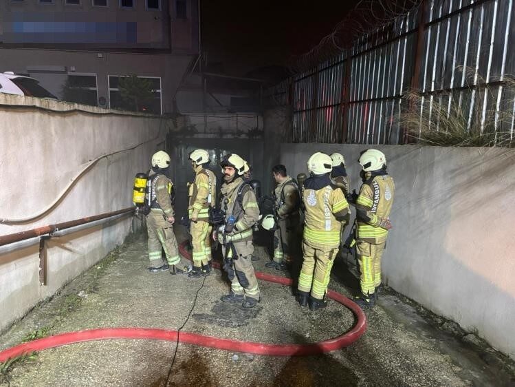 Avcılar ilçesinde bir tekstil atölyesine ait depoda gece saatlerinde dumanlar
