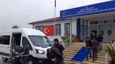 Hatay’da gerçekleştirilen polis operasyonlarında 12 göçmen yakalandı ve 4 insan