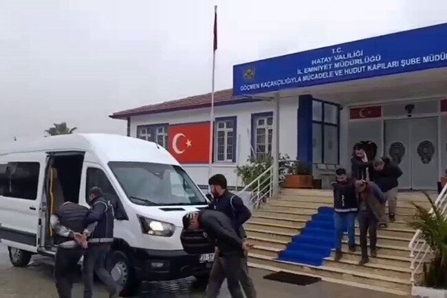 Hatay’da gerçekleştirilen polis operasyonlarında 12 göçmen yakalandı ve 4 insan