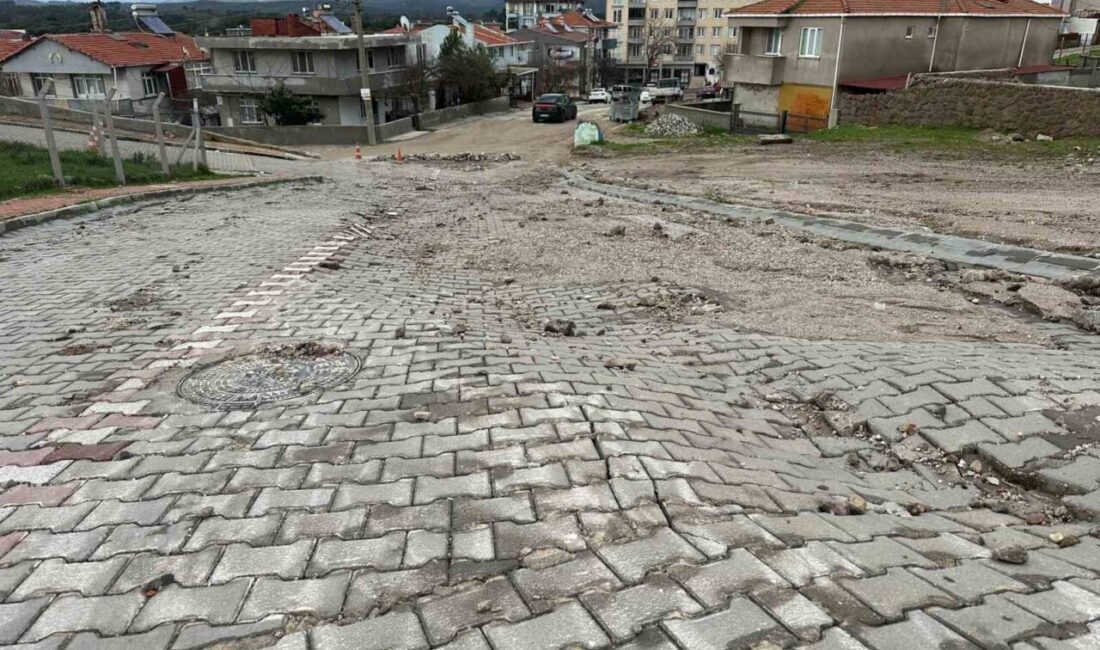 Çanakkale’nin Ayvacık ilçesinde şiddetli yağışlar sonucunda bir siteye ait istinat
