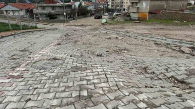 Çanakkale’nin Ayvacık ilçesinde şiddetli yağışlar sonucunda bir siteye ait istinat