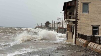 Ayvacık ilçesine bağlı Küçükkuyu beldesinde meydana gelen şiddetli fırtına, denizin