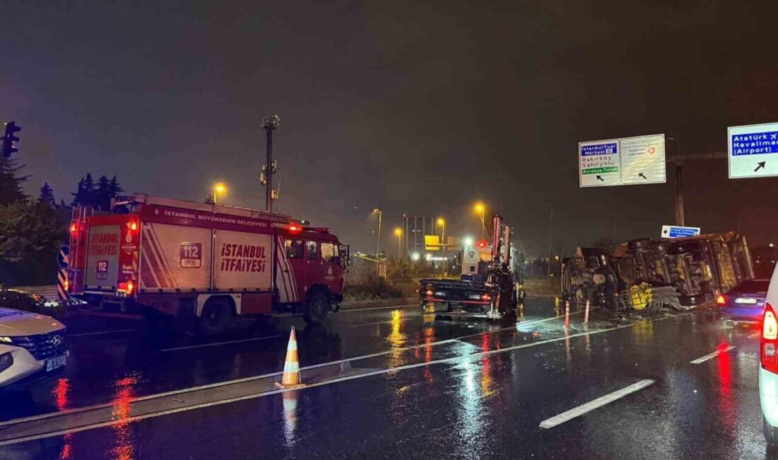 İstanbul’un Bakırköy ilçesinde, kayganlaşan yolda kontrolü kaybeden bir hafriyat kamyonu,