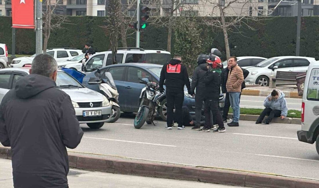Balıkesir’de akşam saatlerinde meydana gelen bir trafik kazasında, bir otomobil