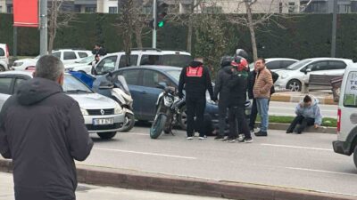 Balıkesir’de akşam saatlerinde meydana gelen bir trafik kazasında, bir otomobil