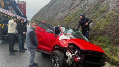 Balıkesir’de meydana gelen trafik kazasında, İzmir-İstanbul otoyolunda kayarak yoldan çıkan