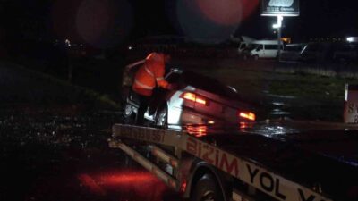 Balıkesir’de bir otomobilin kontrolünü kaybetmesi sonucu refüjdeki bir direğe çarpmasıyla