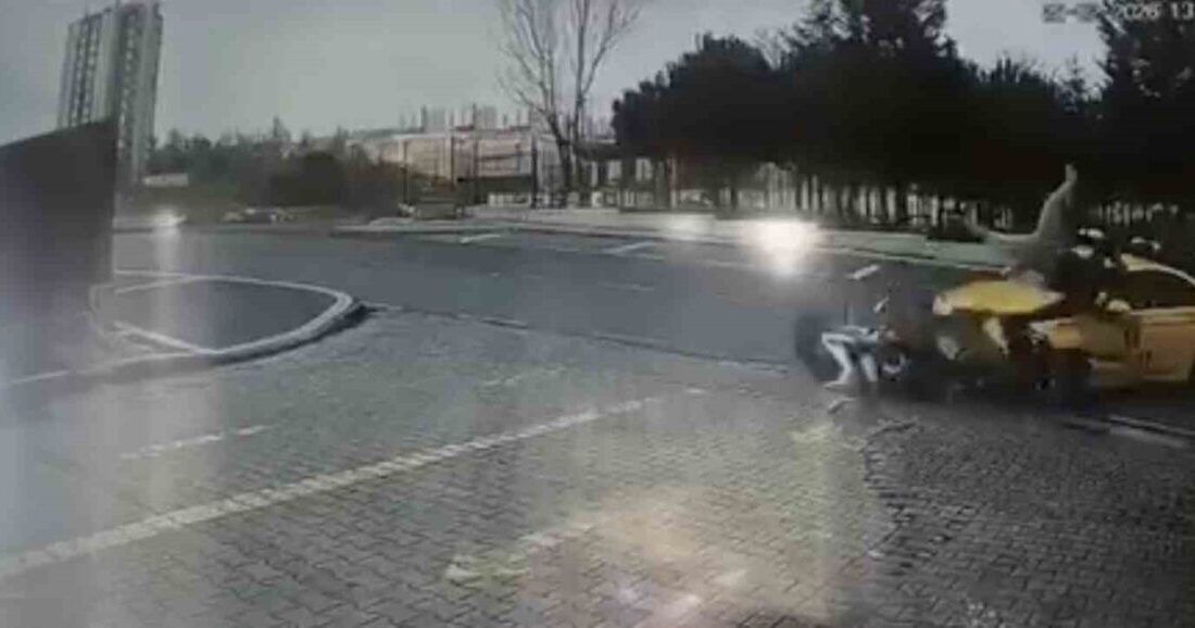 Başakşehir’de motosiklet sürücüsünün taksiden çarpılarak yaralandığı an, güvenlik kamerası tarafından