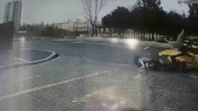 Başakşehir’de motosiklet sürücüsünün taksiden çarpılarak yaralandığı an, güvenlik kamerası tarafından
