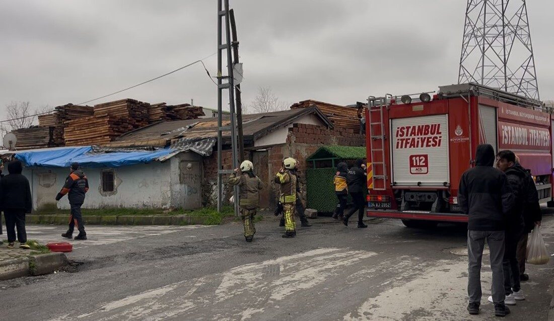 İstanbul’un Başakşehir ilçesinde, 3 katlı bir binanın çatısında yangın çıktı