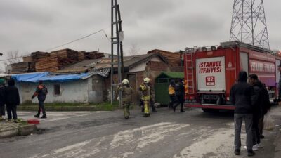 İstanbul’un Başakşehir ilçesinde, 3 katlı bir binanın çatısında yangın çıktı
