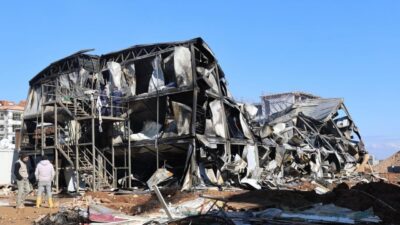 Sancaklıbozköy Mahallesi’nde bulunan TOKİ şantiyesinde meydana gelen konteyner yangını sonrasında