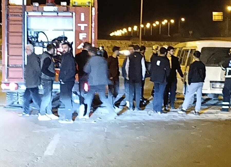 Batman’da seyir halindeki bir hafif ticari araçta yangın çıktı ancak