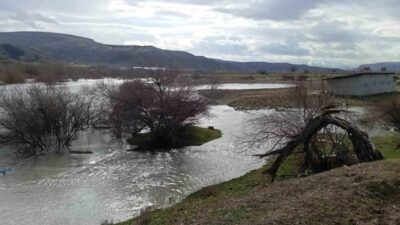 Beypazarı ilçesinde etkili olan sağanak yağış sonrasında dere taştı ve