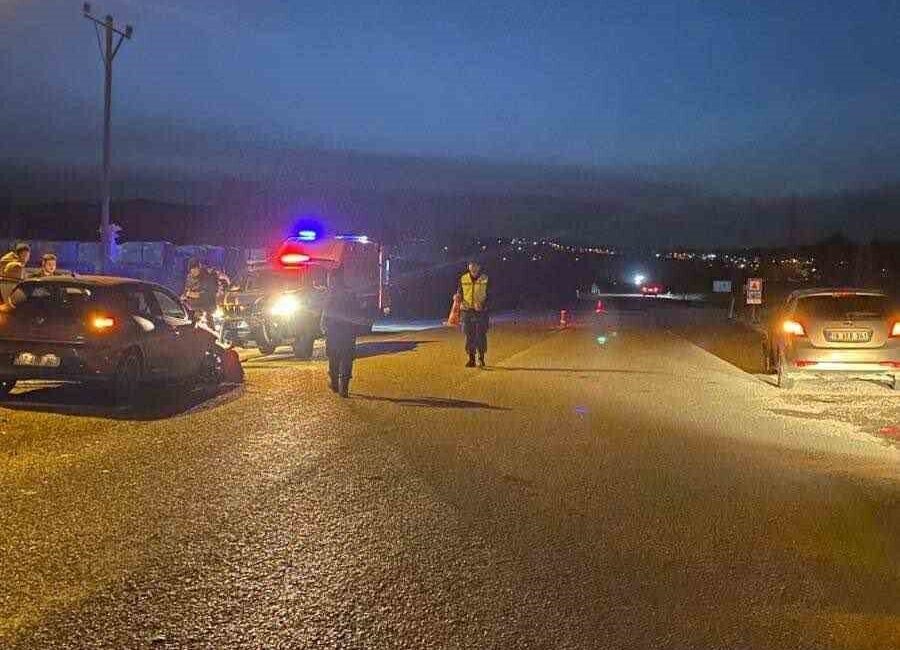 Bilecik Pazaryeri ilçesinde meydana gelen trafik kazasında 3 kişi yaralandı.