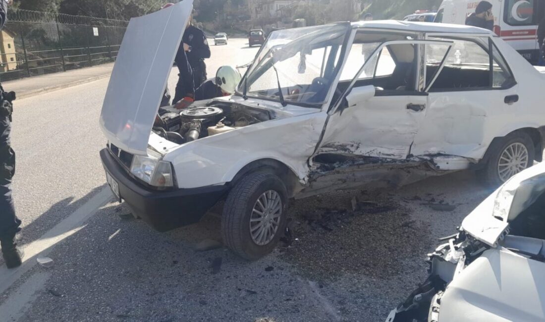 Bilecik’te meydana gelen trafik kazasında 2 aracın çarpışması sonucu 4