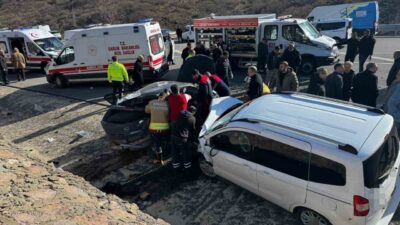 Bingöl ilinde meydana gelen trafik kazasında, bir otomobil ile hafif