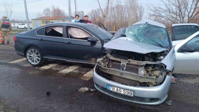 Bingöl’de meydana gelen trafik kazasında, iki otomobilin çarpışması sonucunda oluşan