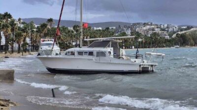 Bodrum ilçesinde yaşanan fırtına nedeniyle koyda demirli olan 8 teknenin