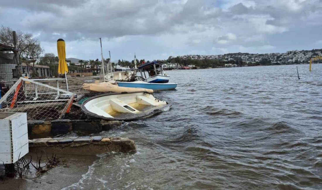 Bodrum ilçesinde etkili olan fırtınanın etkisiyle koyda demirli tekneler kıyıya