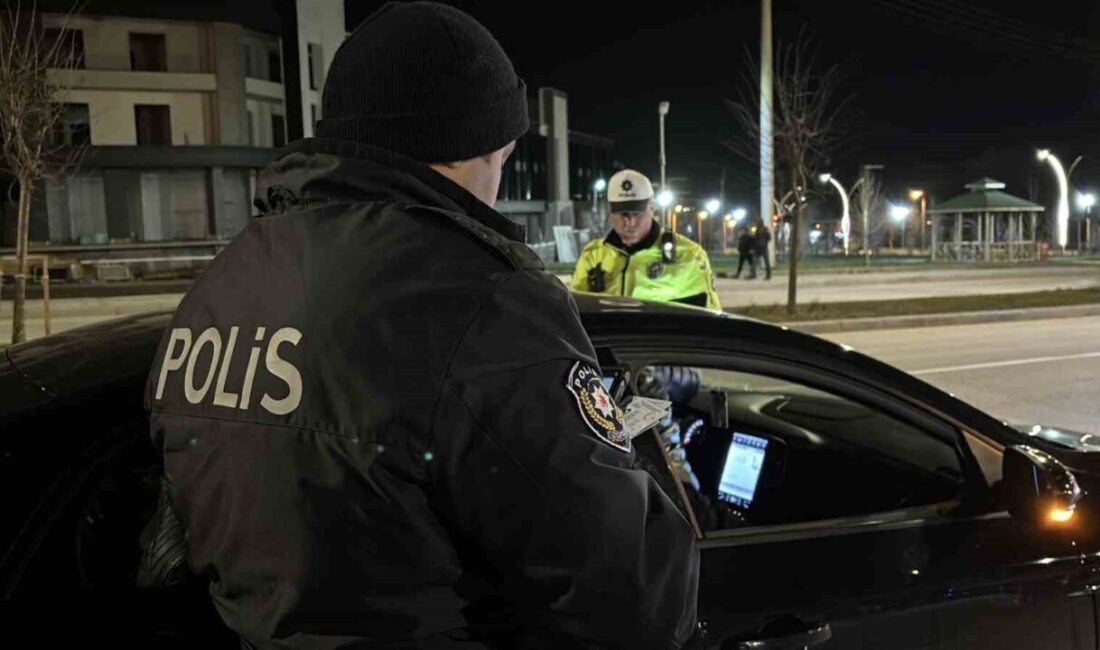 Bolu’da, vatandaşların şikayetleri üzerine gece saatlerinde devreye giren trafik polisleri