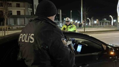 Bolu’da, vatandaşların şikayetleri üzerine gece saatlerinde devreye giren trafik polisleri