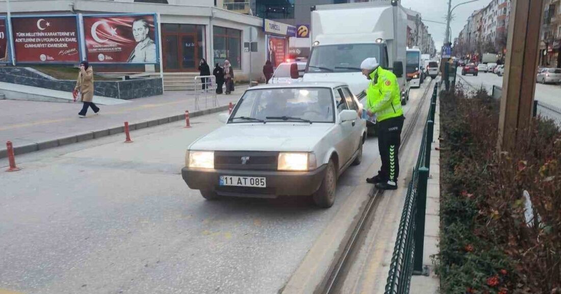 Bozüyük ilçesinde polis ekipleri tarafından dron yardımıyla yaya geçidi denetimi
