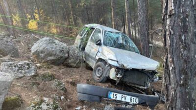 Bucak ilçesinde meydana gelen trafik kazasında, hafif ticari aracın şarampole