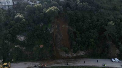 Mudanya ile Gemlik ilçelerini birbirine bağlayan karayolunda meydana gelen heyelan
