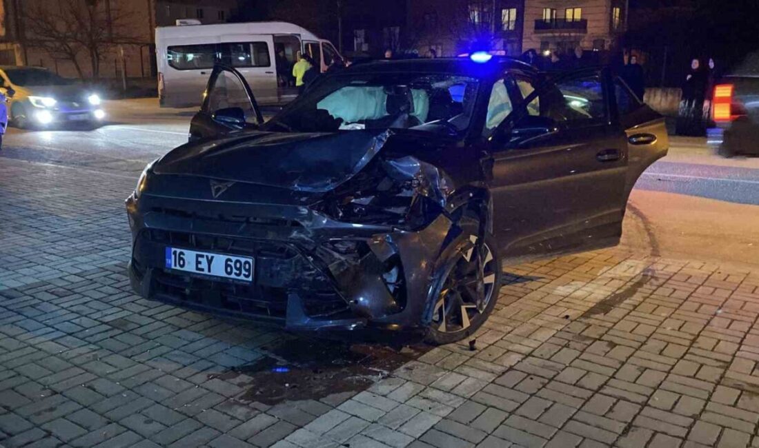 Bursa’nın İnegöl ilçesinde, yaşanan trafik kazasında otomobil ile servis minibüsü