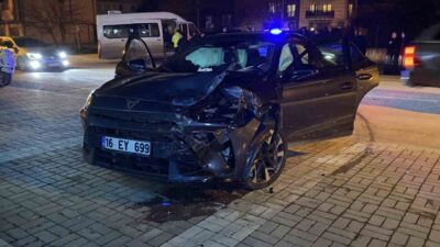 Bursa’nın İnegöl ilçesinde, yaşanan trafik kazasında otomobil ile servis minibüsü