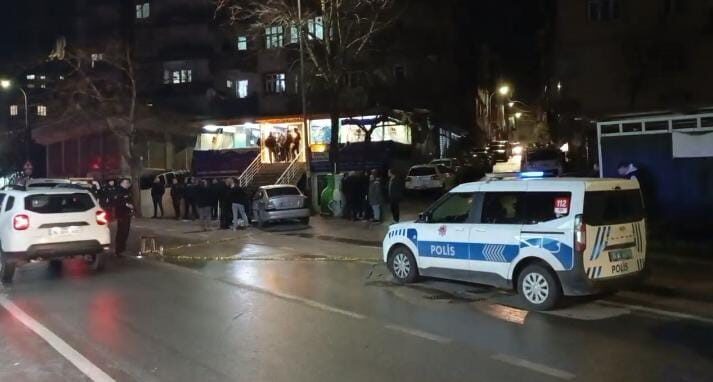Bursa’da bir kıraathane önünde otomobilden ateş açılarak yaralanan iki kişi,