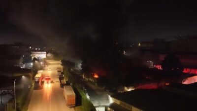 Bursa’da bir tekstil fabrikasının deposunda gece saatlerinde meydana gelen yangın,
